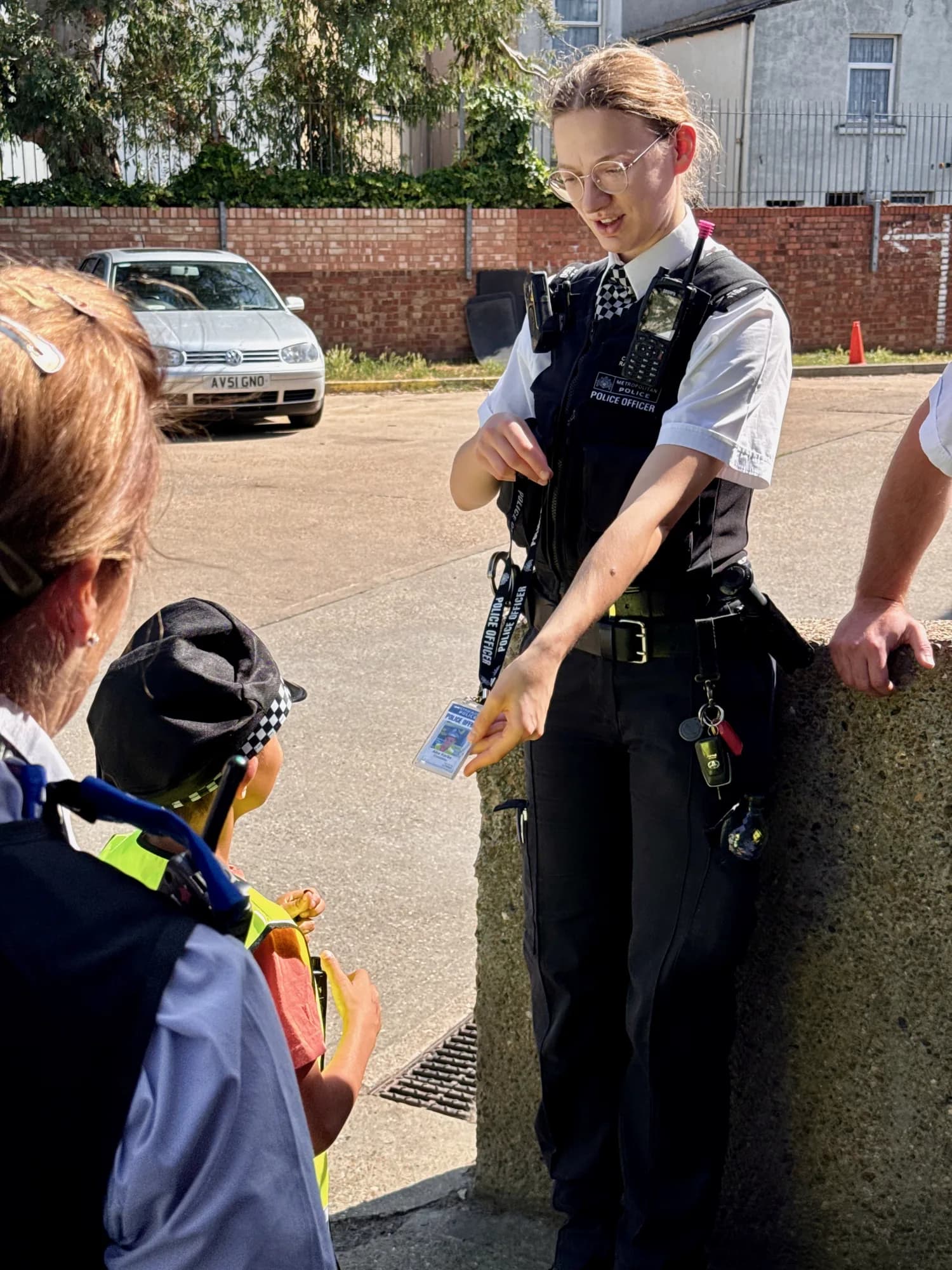The moment it becomes official: Aleks is presented with his very own PC's badge. 👮