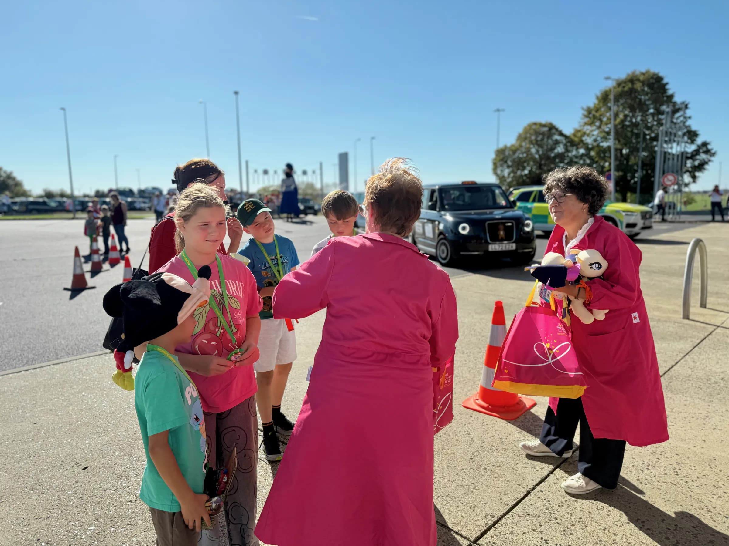At the Assevillers services, the volunteers of Les Blouses Roses arrive with their arms full of presents. 🎁